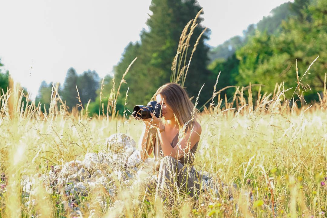 Fotografin im Feld mit Kamera in der Hand