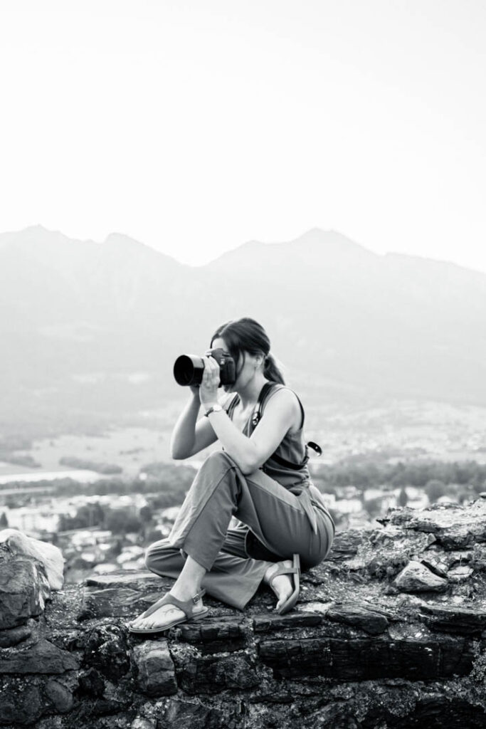 Hochzeitsfotografin mit Kamera am fotografieren